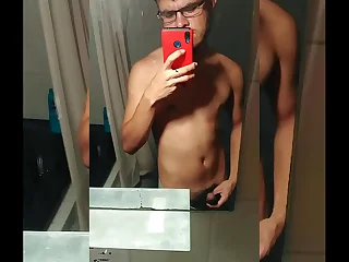 ME METO AL BAÑO DE MIS VECINOS Y ME LA CHAQUETEO EN SU LAVABO